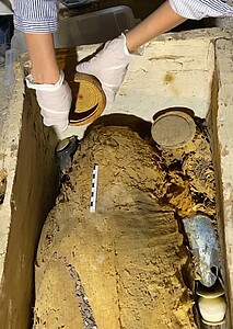Prélèvement pour étude du contenu d’un sarcophage par Cassandre Hartenstein. ©Fr. Colin, Université de Strasbourg/CNRS/UMR 7044 Archimède/IFAO/IFAO/Usias