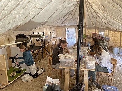 Relevés photogrammétriques et étude des objets découverts quotidiennement dans la tente-laboratoire. ©Fr. Colin.Université de Strasbourg/Ifao