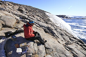 Thierry Raclot part régulièrement en campagne d'été sur la base antarctique Dumont d'Urville en Terre Adélie. Pendant les quelques mois passés sur place, l'enjeu est de collecter le maximum de données scientifiques.  