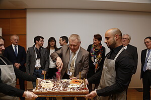 Jean-Pierre Bourguignon, président du Conseil européen de la recherche (ERC), découpe le gâteau fêtant les 10 ans de l'ERC. / Crédits photo : Catherine Schroder / Unistra