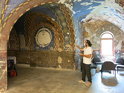 Dès l’entrée, « la chapelle » rappelle que durant la Seconde Guerre mondiale, le fort a servi de lieu de détention de prisonniers militaires yougoslaves. Lesquels ont peint cette chapelle orthodoxe pour célébrer Pâques.