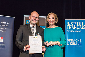 Manuel Gruber reçoit son prix des mains de Patricia Oster-Stierle, Présidente de l’UFA - © Jacek Ruta /UFA