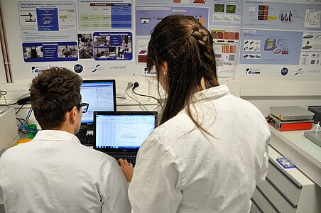On n’est jamais seul pour travailler au laboratoire, la science c’est d’abord une histoire de coopération et d’échange d’idées. 