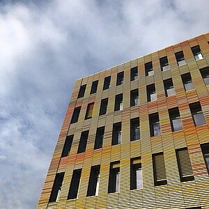 Le bâtiment, réalisé par Groupe-6 architectes et dea architectes, se caractérise par une façade au camaïeu de couleurs orangées faisant écho aux couleurs des toitures alsaciennes de Strasbourg. Photos AT et MR