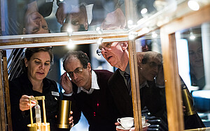 Jean-Pierre Sauvage examine l'appareil de mesure de radioactivité de Marie Curie au Nobel Museum / Copyright © Nobel Media AB 2016 - Photo : Alexander Mahmoud