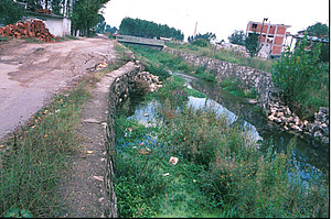 Déformation d’un canal avec déplacement de 1.7 m et trace de faille et bourrelet sur la route au cours du séisme d’Izmit (Turquie) du 17 août 1999, Mw 7.3.